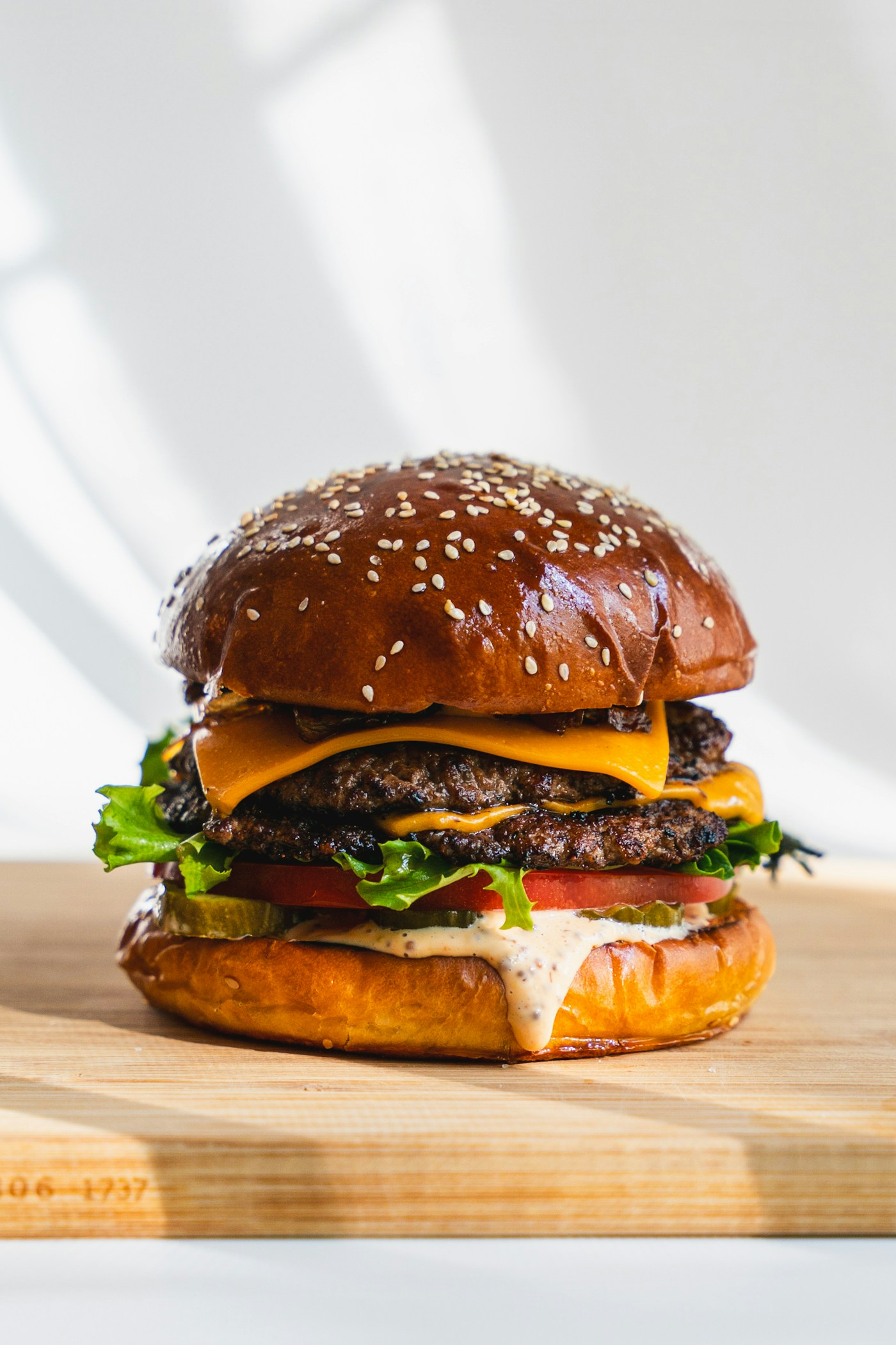 Burger with lettuce and cheese